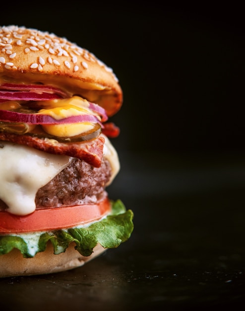 Hamburger casalingo fresco delizioso su una tavola di legno