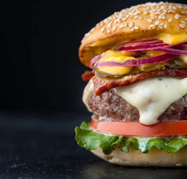 Hamburger casalingo fresco delizioso su una tavola di legno