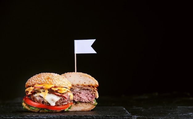 Hamburger casalingo fresco delizioso su una tavola di legno