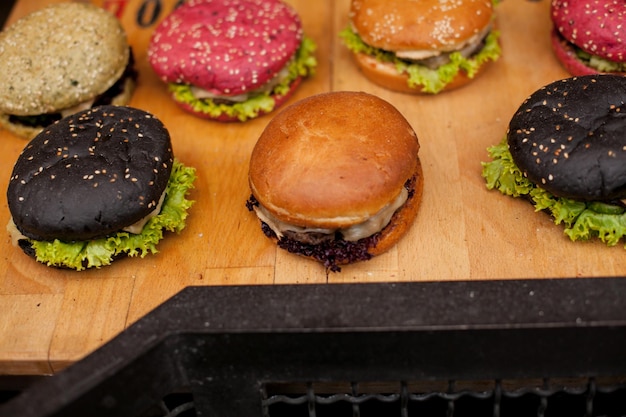 hamburger colorati su tavola di legno street food Panini pane per hamburger con verdure