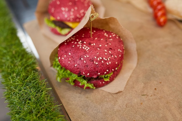 hamburger colorati su tavola di legno street food Panini pane per hamburger con verdure