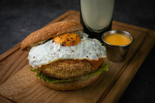 Hamburger con birra sulla tavola di legno