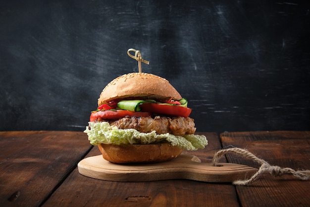 Hamburger con bistecca fritta di maiale