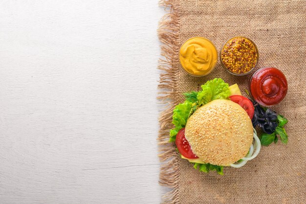 Hamburger con carne di formaggio e cipolle verdi su fondo in legno Vista dall'alto Spazio libero