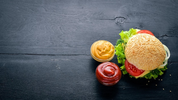 Hamburger con carne di formaggio e cipolle verdi su fondo in legno Vista dall'alto Spazio libero