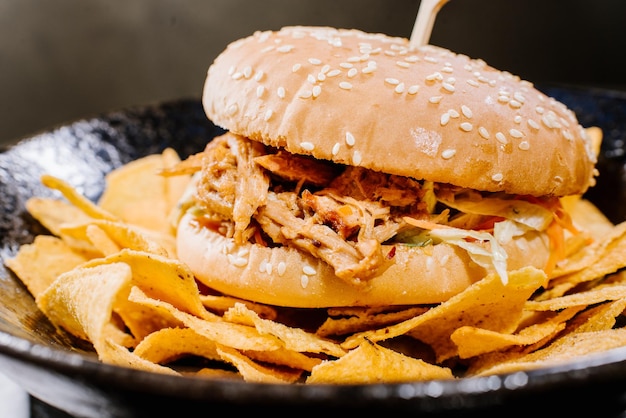 Hamburger con carne tirata e chips di mais