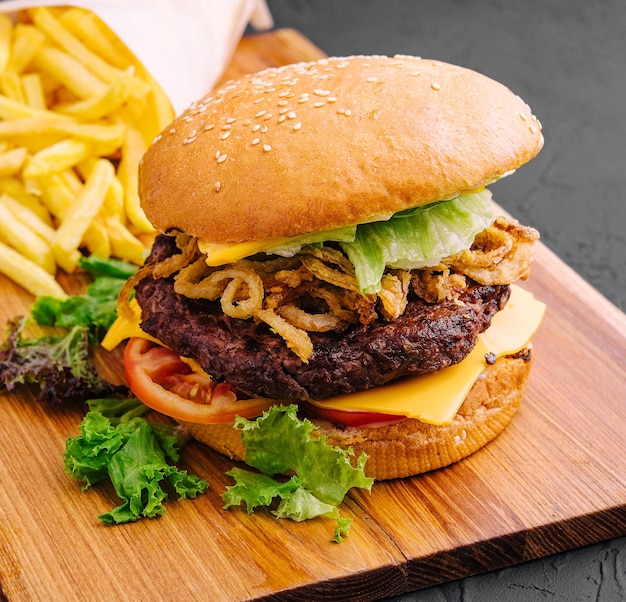 Hamburger con chips di cipolla e patatine fritte