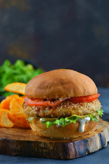 hamburger con cotoletta di pollo e pomodori