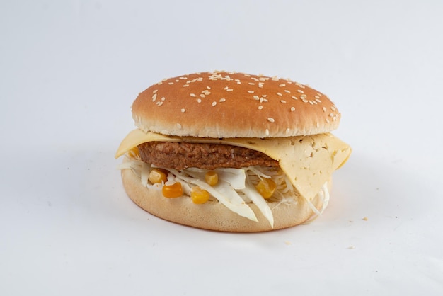 Hamburger con cotoletta di verdure e formaggio in un panino al sesamo bianco