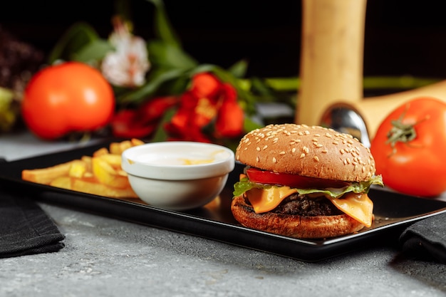 Hamburger con cotoletta, formaggio e pomodori