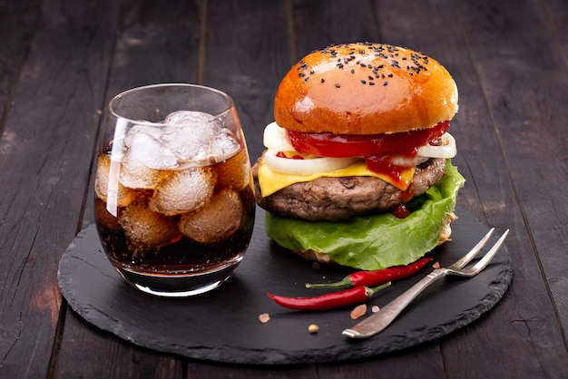 Hamburger con drink sul tavolox9