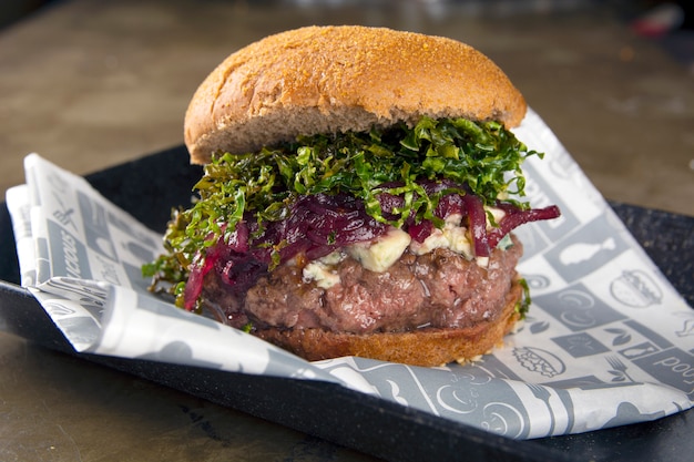 Hamburger con formaggio blu, cipolle e cavoli