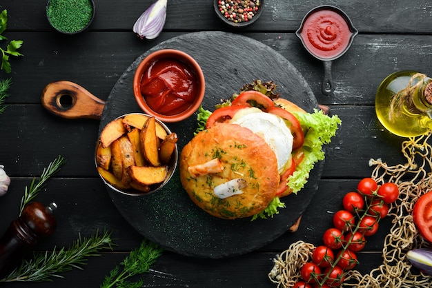 Hamburger con formaggio camembert e carne Patatine fritte e ketchup Vista dall'alto spazio libero per il testo Stile rustico