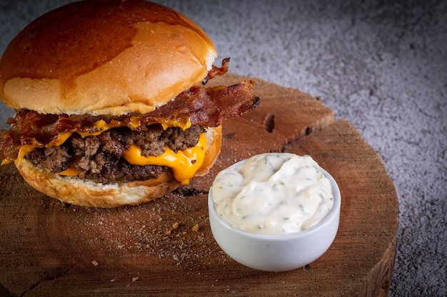 Hamburger con formaggio cheddar e salsa all'aglio