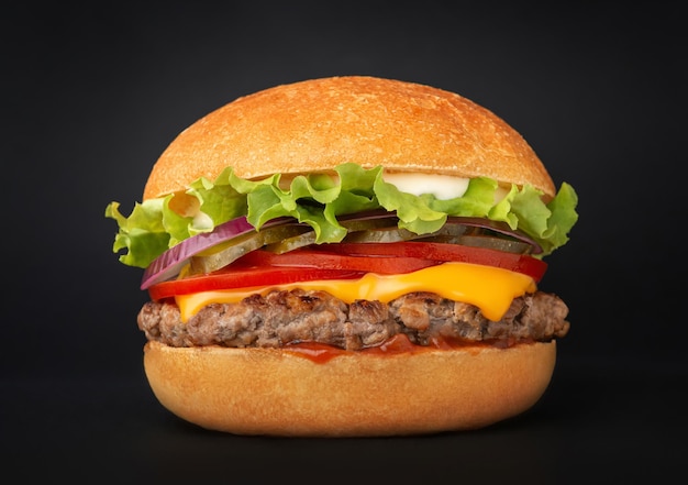 Hamburger con formaggio e manzo su sfondo nero