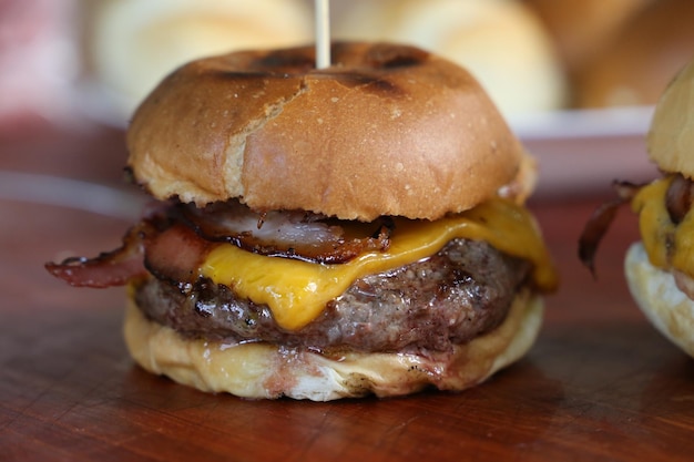 Hamburger con formaggio, pomodoro e pane fatto nel barbecue Vista laterale Primo piano