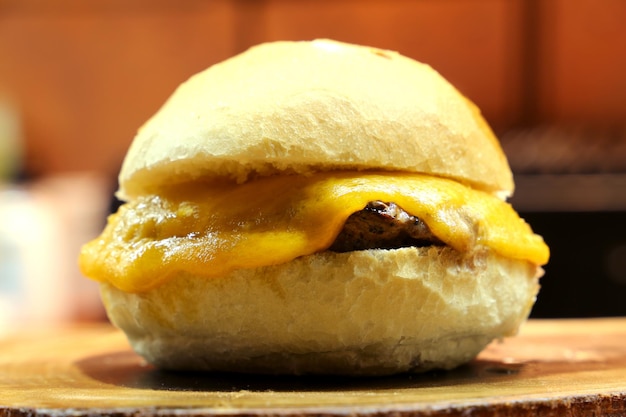 Hamburger con formaggio, pomodoro e pane fatto nel barbecue Vista laterale Primo piano