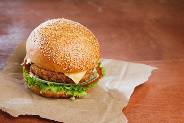 hamburger con formaggio sul tavolo di legno