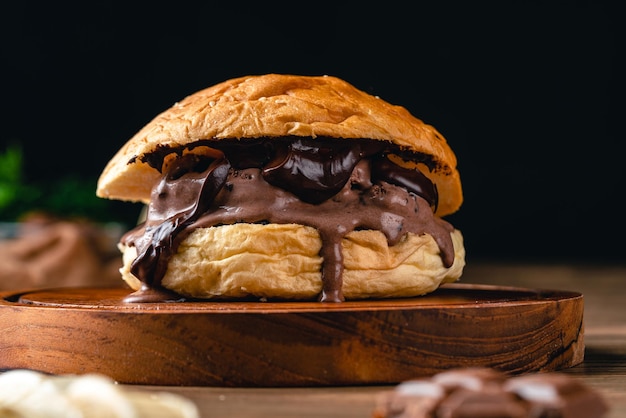 Hamburger con gelato al cioccolato Sandwich gelato su fondo di legno