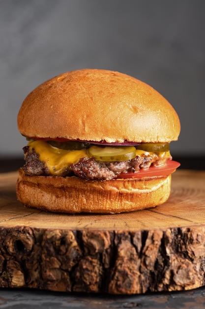 Hamburger con hamburger di carne su un tavolo di legno hamburger succoso con diversi ripieni