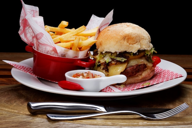 Hamburger con insalata di patate al formaggio