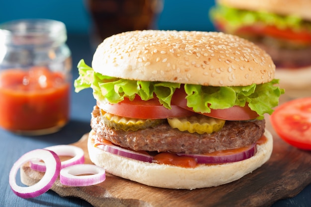 Hamburger con ketchup di pomodoro cipolla lattuga tortino di manzo