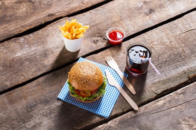 Hamburger con ketchup e cola.