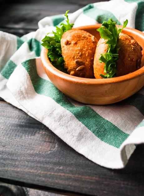 Hamburger con lattuga in una ciotola di bambù