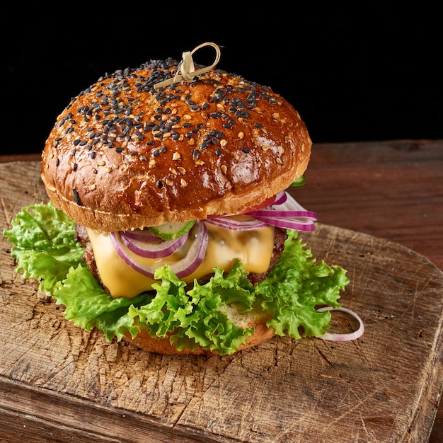 Hamburger con manzo fritto e panino con semi di sesamo