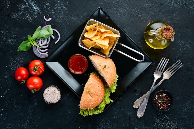 Hamburger con nachos di carne e snack Nel piatto Vista dall'alto Spazio libero per il testo Stile rustico