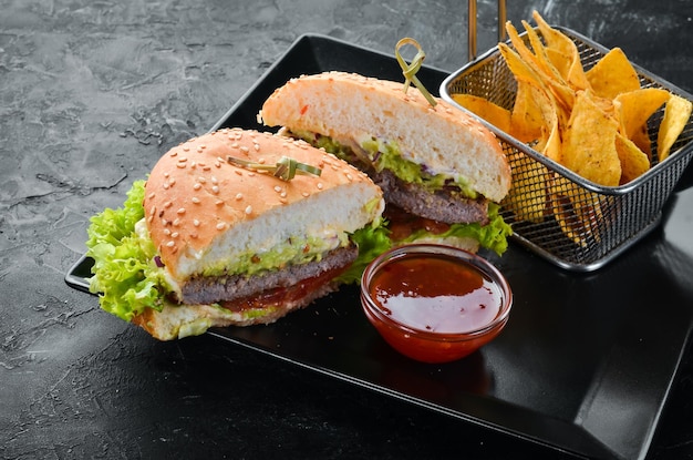 Hamburger con nachos di carne e snack Nel piatto Vista dall'alto Spazio libero per il testo Stile rustico