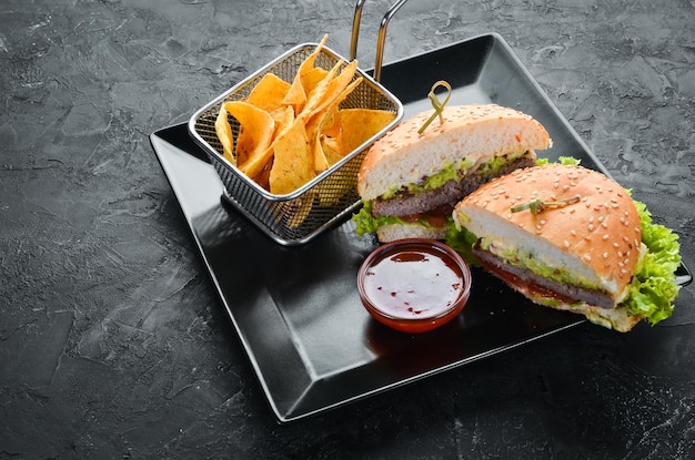 Hamburger con nachos di carne e snack Nel piatto Vista dall'alto Spazio libero per il testo Stile rustico