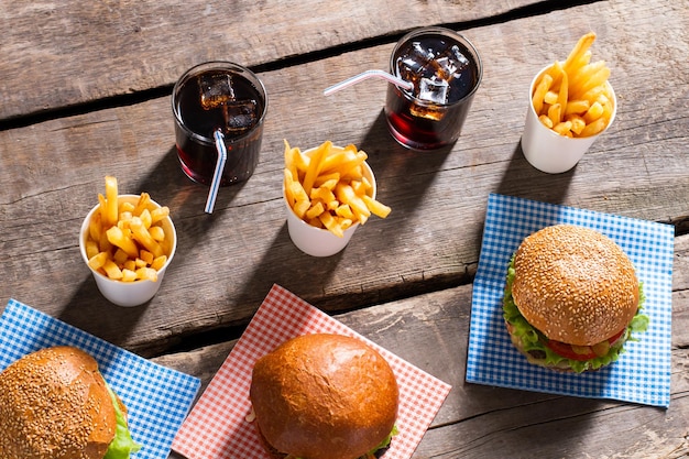 Hamburger con patatine fritte e cola.