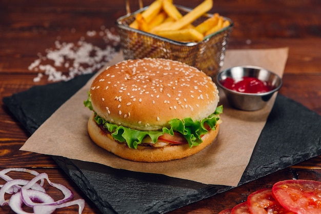 Hamburger con patatine fritte e ketchup su un tavolo in un ristorante