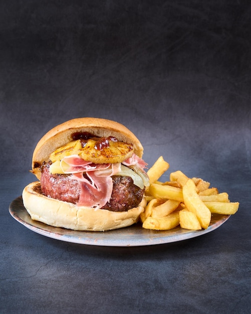 hamburger con patatine fritte su sfondo lavagna