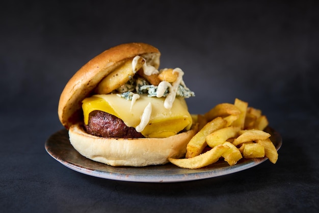 hamburger con patatine fritte su sfondo lavagna