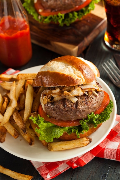 hamburger con patatine fritte