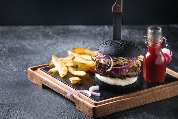 Hamburger con patatine fritte