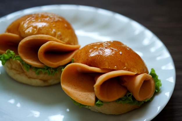 Hamburger con piatto per la colazione.