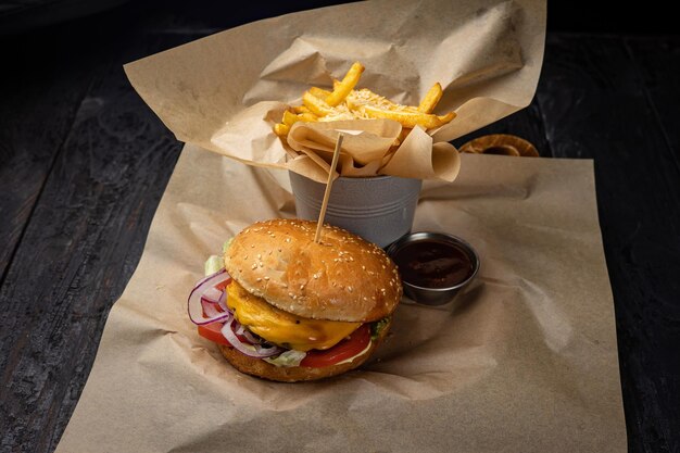 hamburger con pollo, formaggio e lattuga