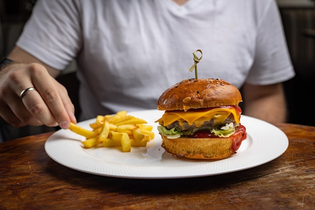 hamburger con pollo, formaggio e lattuga