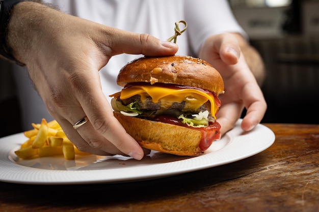 hamburger con pollo, formaggio e lattuga