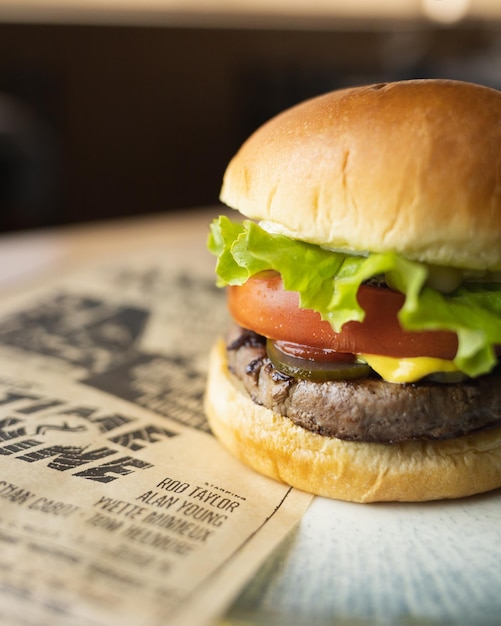 Hamburger con pomodoro e lattuga su pan brioche