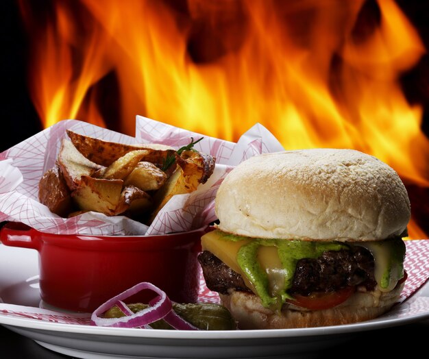 Hamburger con ragù e salsa speciale