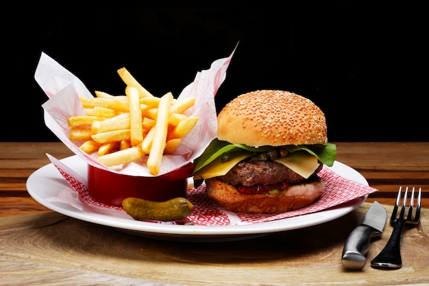 Hamburger con ragù e salsa speciale