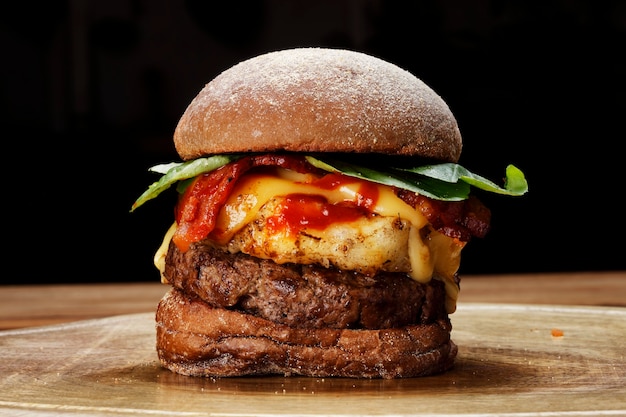 Hamburger con ragù e salsa speciale