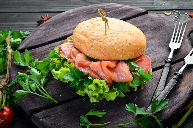 Hamburger con salmone, pomodori e cipolle Colazione Vista dall'alto Spazio libero per il testo