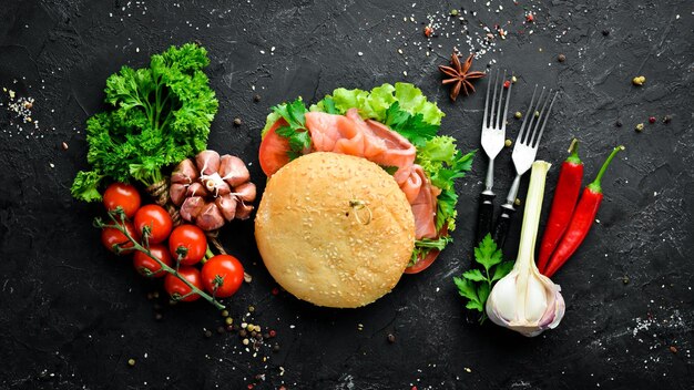 Hamburger con salmone, pomodori e cipolle Colazione Vista dall'alto Spazio libero per il testo