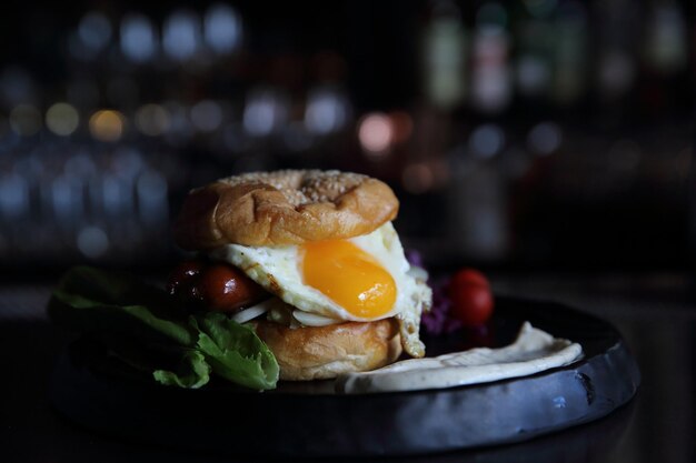 Hamburger con salsiccia e uova