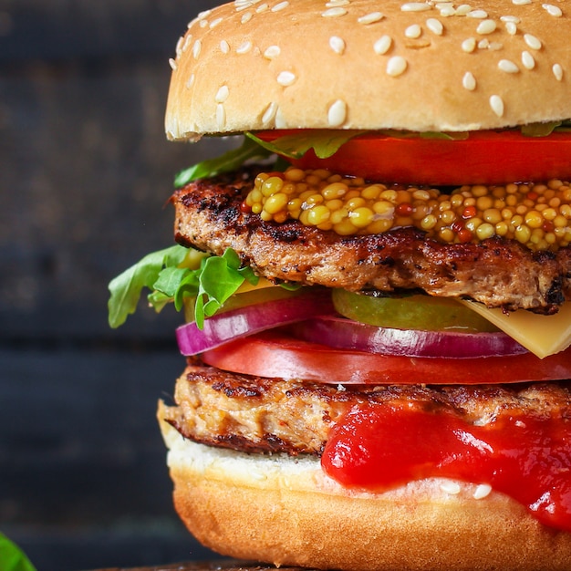 hamburger, cotoletta di carne bistecca di manzo, pomodoro, salsa e lattuga